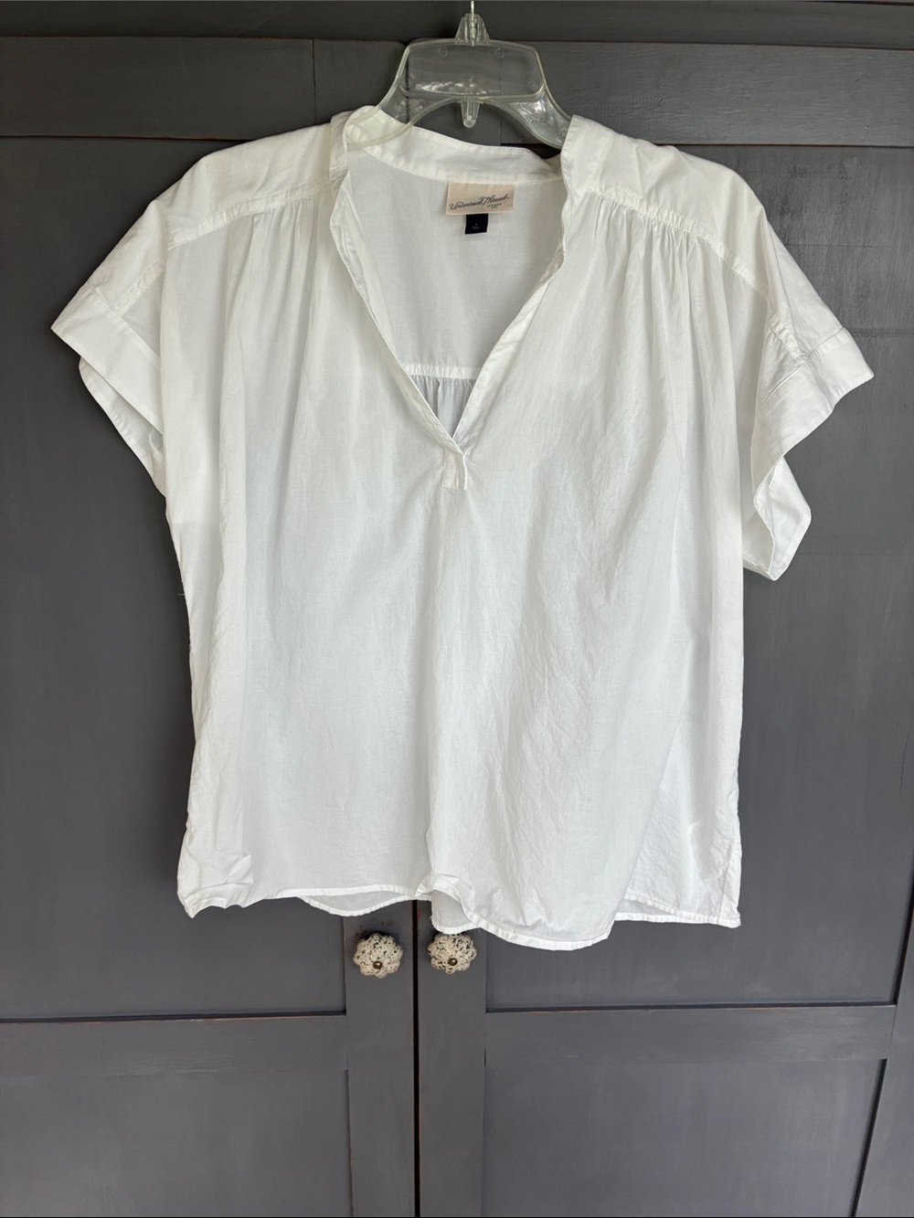 Cotton L universal Thread Lightweight White V-Neck Short Sleeve Women’s Top